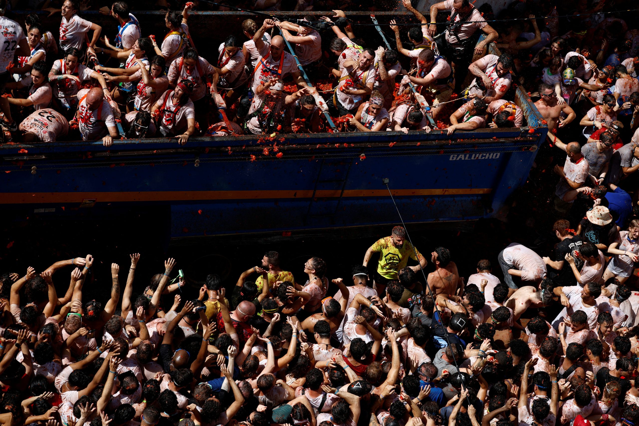 130 طناً من البندورة سحقت بإسبانيا في ظل أزمة غذاء عالمية.. الشوارع تحولت لبحر من العصير الأحمر (صور)