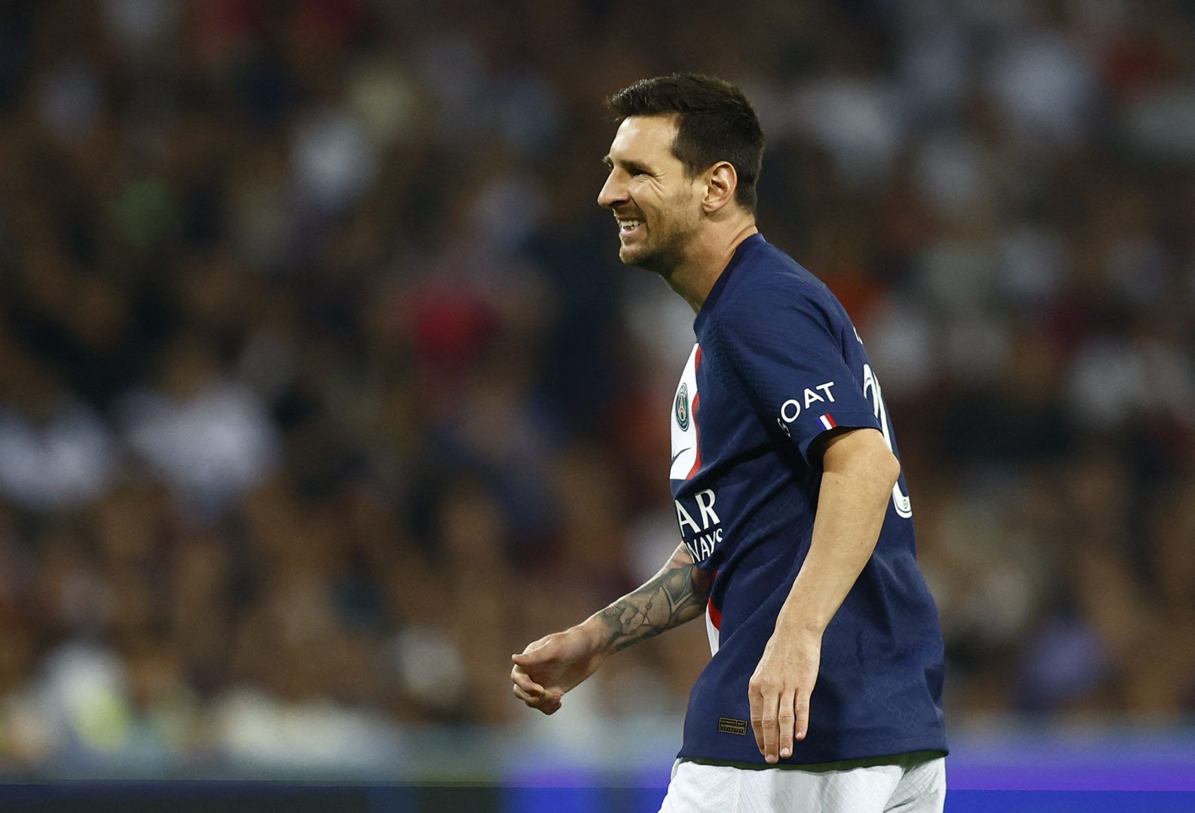 كلمة الماعز على كتف ميسي (رويترز)