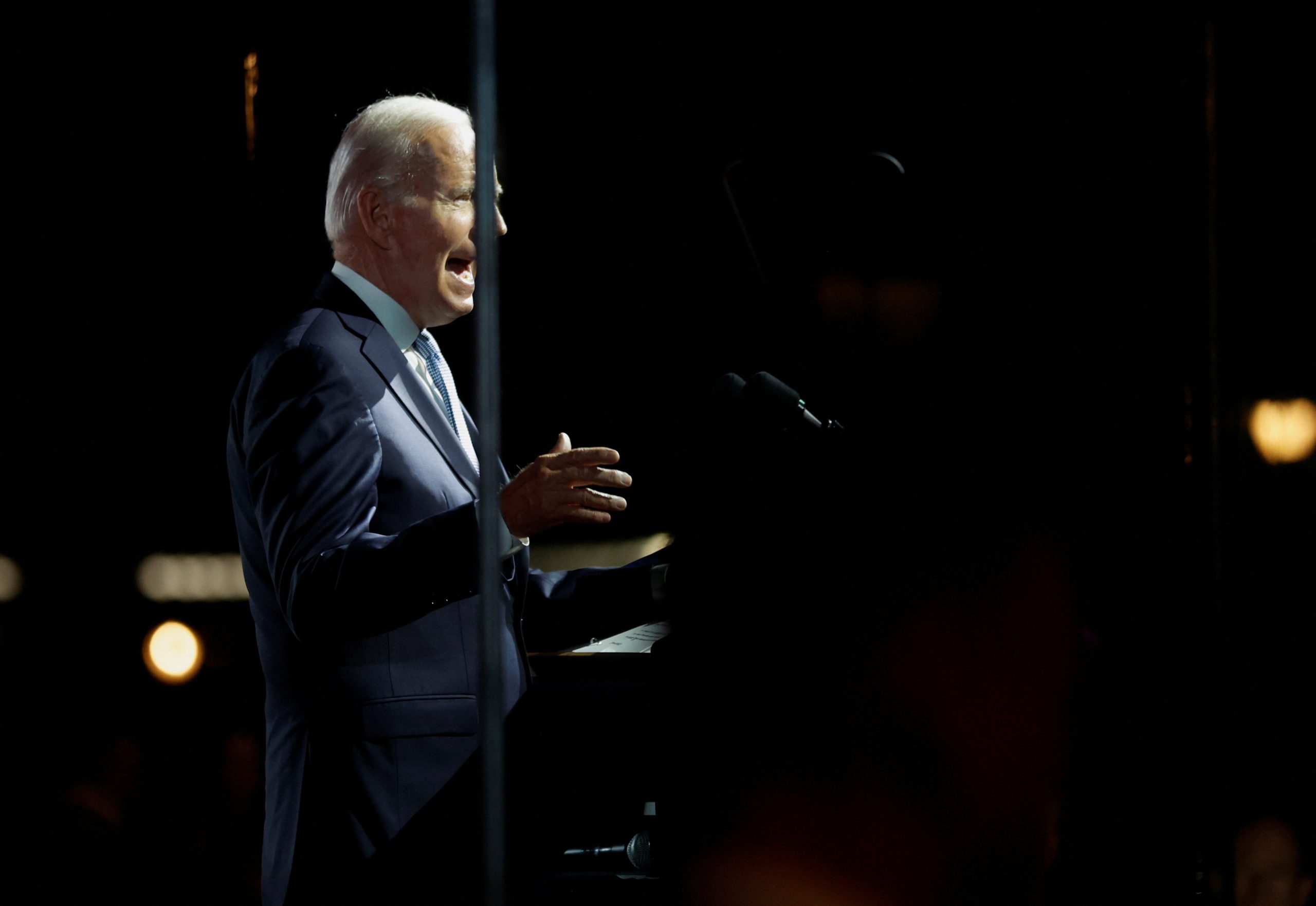 بايدن يفتح النار على ترامب في خطاب لاذع.. هاجم شعار “ماغا”، واتهم الرئيس السابق بـ”زعزعة” الديمقراطية