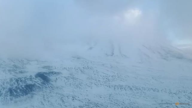 مصرع 6 أشخاص أثناء تسلقهم بركاناً روسياً.. سقطوا من ارتفاع 4200 متر والرياح تعرقل إنقاذ عالقين (فيديو)