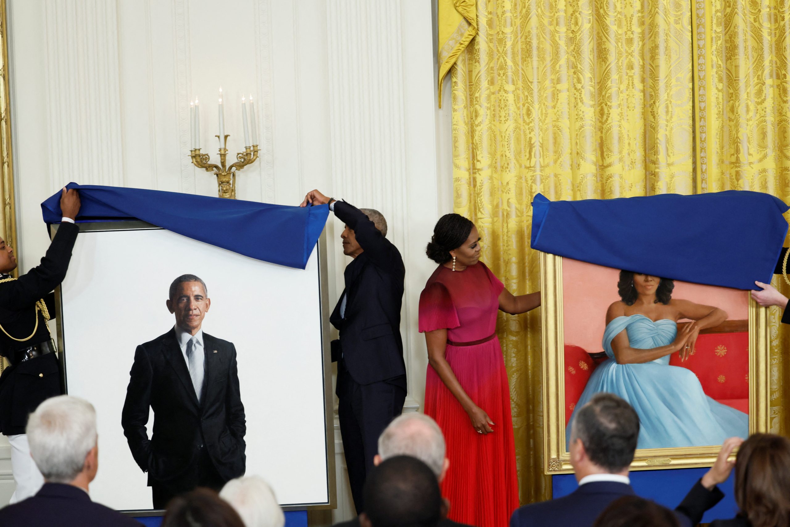 بايدن يفاجئ أوباما وزوجته بحفل أهمل ترامب إقامته لهما.. كشفا الستار عن لوحتين رسمتهما (صور)