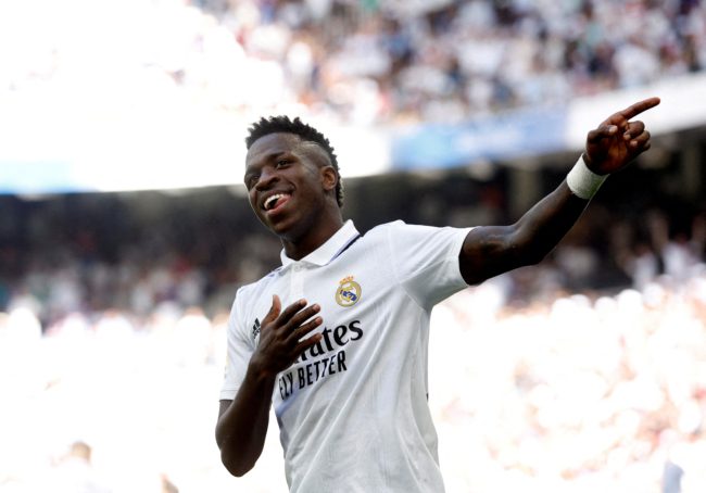 مسؤول إسباني شبّهه بـ”القرد”.. تعاطف كبير مع نجم ريال مدريد ونيمار يُطالبه بمزيد من “الرقص”