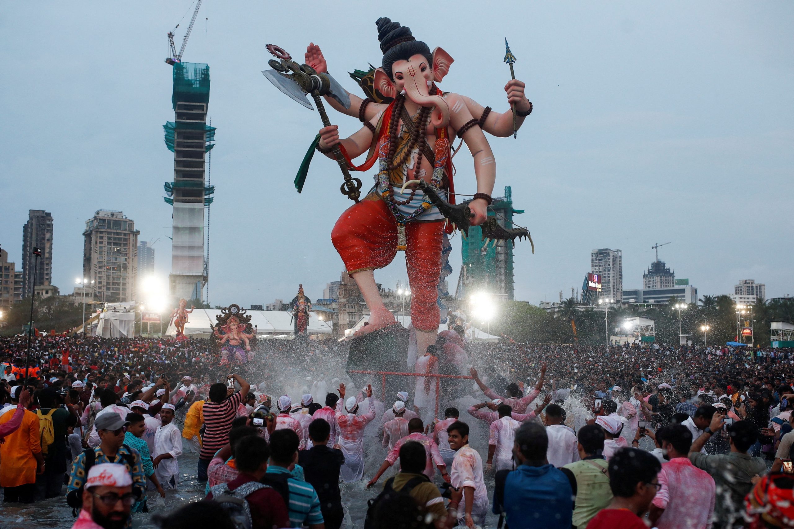 هندوسيات يطالبن بأداء طقوس داخل مسجد للمسلمين.. بلومبرغ: معركة قضائية قد تتحول لنقطة نزاع ديني