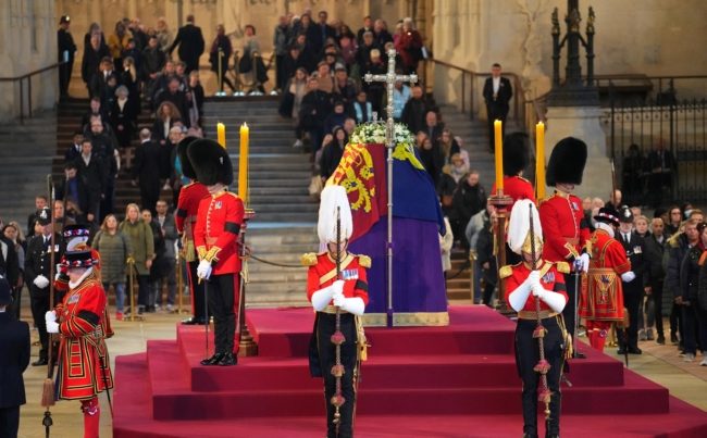 آلاف الضباط ينتشرون بالشوارع والقناصة فوق الأسطح.. بريطانيا تتجهّز بأكبر ترتيبات أمنية لجنازة “إليزابيث”