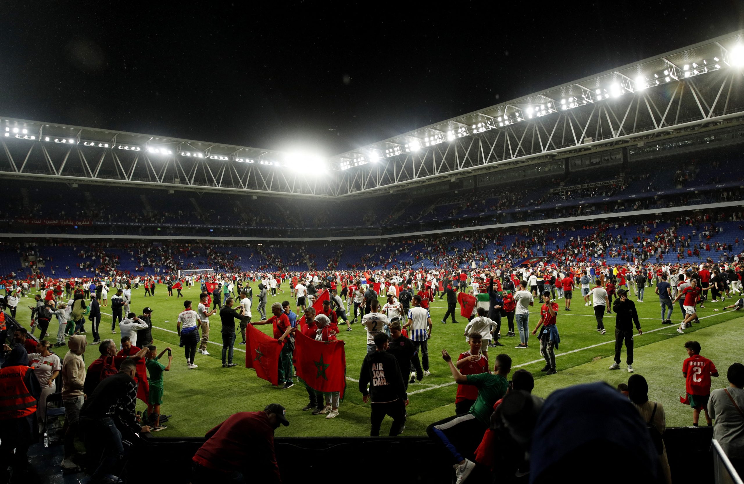 جماهير منتخب المغرب تقتحم ملعباً في برشلونة (رويترز)