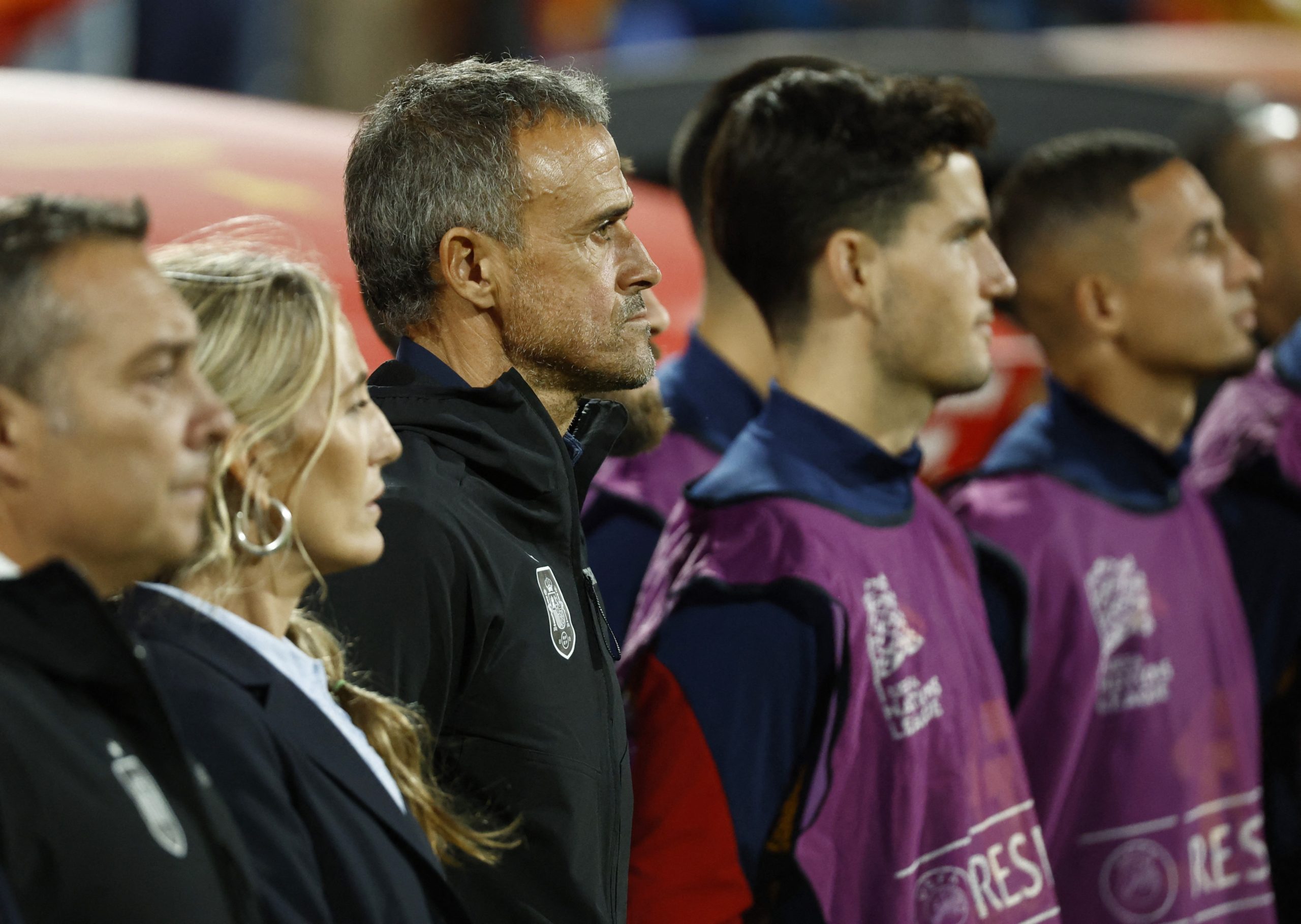 إنريكي مدرب منتخب إسبانيا مع بقية الجهاز (رويترز)