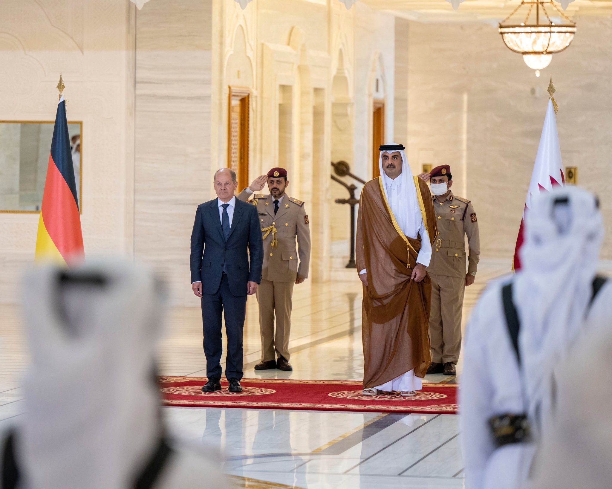 المستشار الألماني أولاف شولتس مع أمير قطر / رويترز
