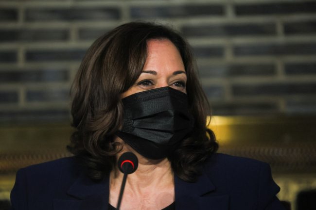 كامالا هاريس على خطى رئيسها! أخطأت بين الشمال والجنوب ووصفت كيم جونغ بـ”حليف” واشنطن (فيديو)