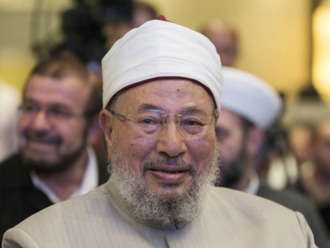 “كلنا تلاميذك والإمارات بلدك”.. فيديو سابق لمحمد بن راشد وهو يكرّم الشيخ القرضاوي ويعبر عن حبه له