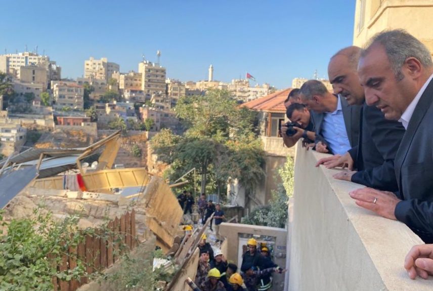 5 وفيات وإصابات في انهيار مبنى سكني بالعاصمة عمان.. رئيس الوزراء الأردني يتفقد مكان الحادثة (فيديو)