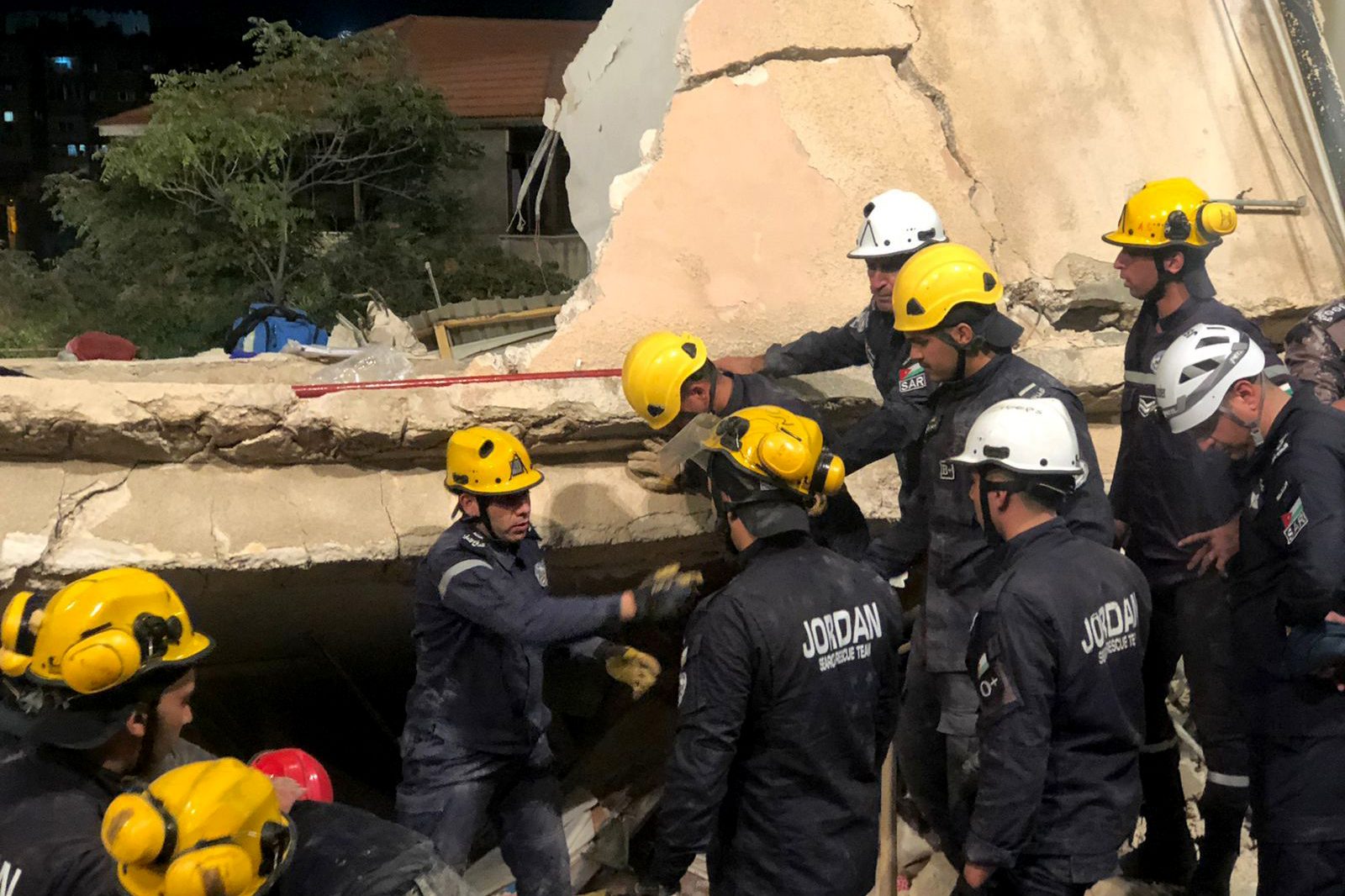 ارتفاع عدد ضحايا المبنى المنهار في عمّان.. فرق الإنقاذ تواصل بحثها عن ناجين، والسلطات توقف 3 أشخاص