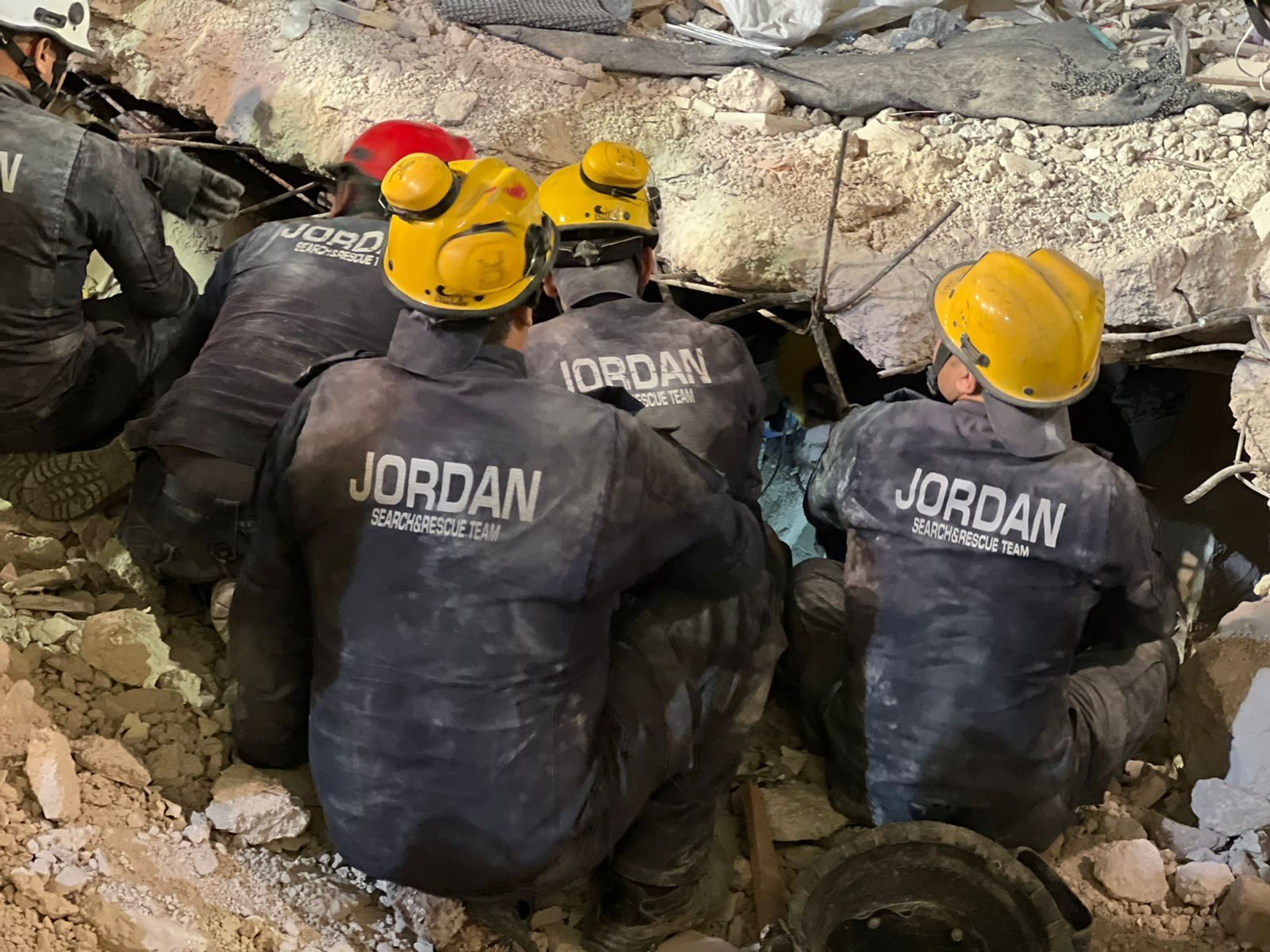 فيديو مؤثر لإنقاذ رضيعة علقت 26 ساعة تحت أنقاض البناية المنهارة بعمّان.. ولقطات تظهر رد فعل والدتها