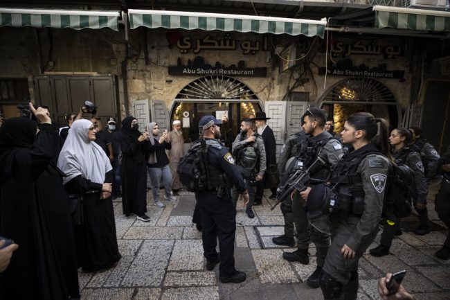 الاحتلال يواصل اعتداءاته على الفلسطينيين في الأقصى.. فرض قيوداً على دخولهم، وأمَّن اقتحامات جديدة للمستوطنين