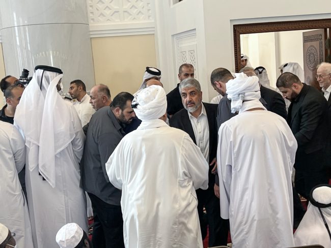 الفلسطينيون يصلّون “الغائب” على القرضاوي بالأقصى.. عباس يعزي ومشعل يبكي بحرارة (فيديو)