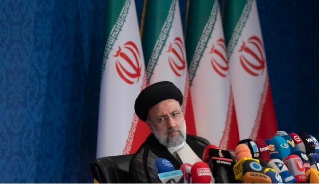 رجل يحمل سكيناً يقتحم سفارة إيران بالدنمارك.. ألحق أضراراً بالسيارات وهدد الموظفين، وطهران ترد