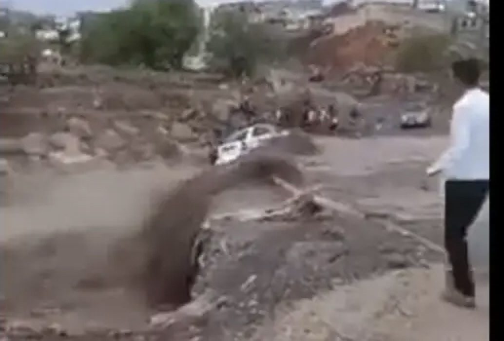 تسبب في قتل طفلتيه وأخته وابنها! رجل يمني يصر على اجتياز الفيضانات بسيارته فحدثت الكارثة (فيديو)