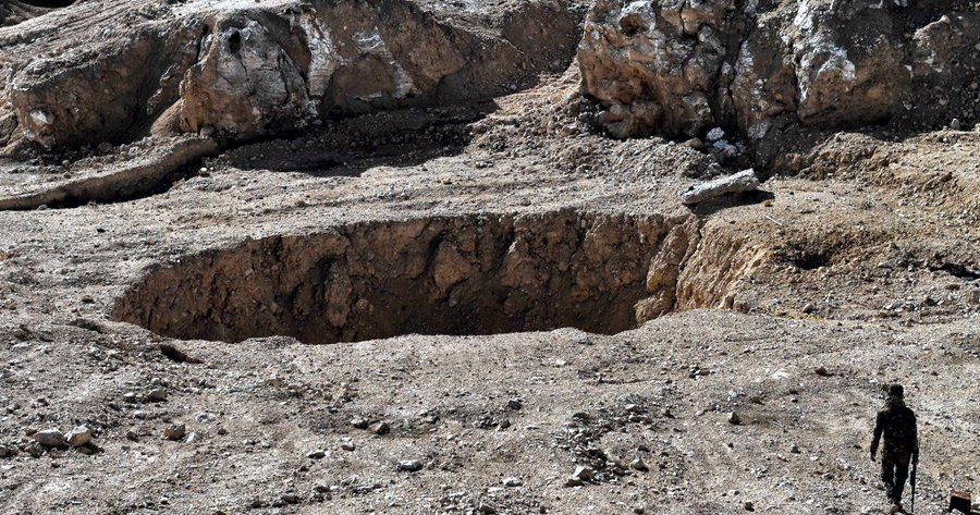 هدمها يساوي "جريمة جماعية جديدة".. ما هي حفرة الخسفة التي تُعد أكبر مقبرة جماعية لضحايا "داعش" بالعراق؟