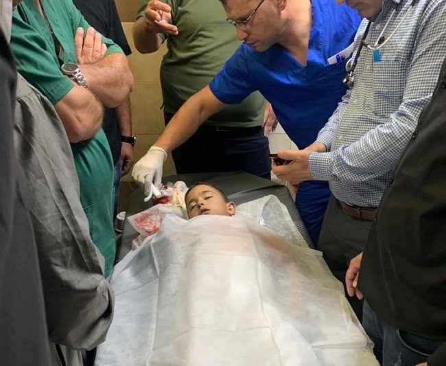 “ريّان” طفل فلسطيني استشهد خلال مطاردة قوات الاحتلال له.. وقع من مكان مرتفع وتوقف قلبه (فيديو)