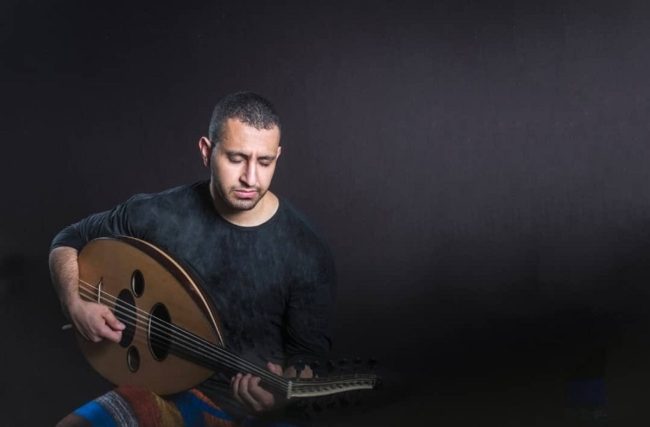 حادث سير أليم يودي بحياة أحمد الشيبة.. عازف عود يمني اشتهر بتحويل الموسيقى الغربية لمعزوفات شرقية