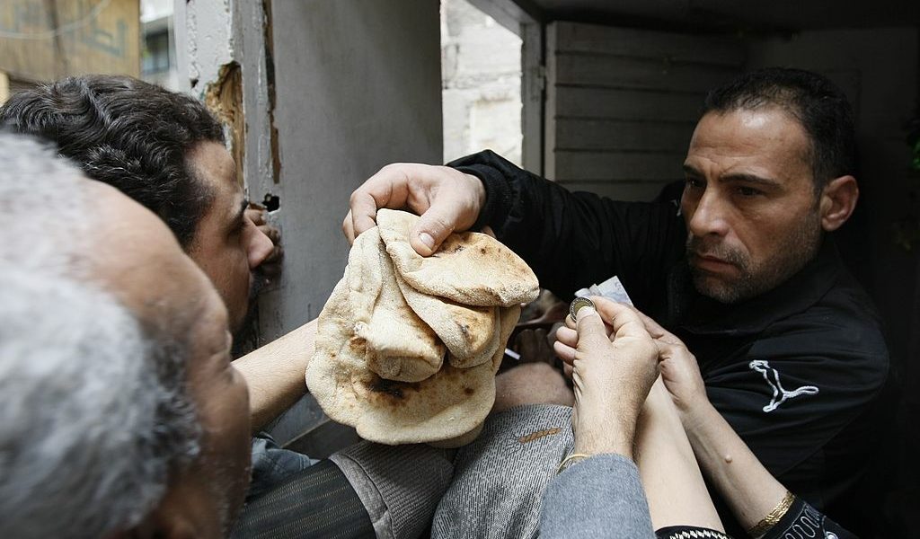 مصريون يتجمعون وسط القاهرة لشراء الخبز/ Getty Images