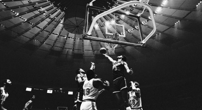 “المسيحية قلّلت من قيمة أجدادي”.. نجم كرة السلة الأمريكي الذي تأثر بمالكوم إكس، فاعتنق الإسلام