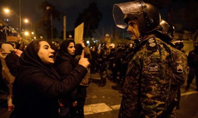 رقعة المظاهرات تتسع والنظام قد يصبح في خطر.. قراءة في المشهد الإيراني الحالي