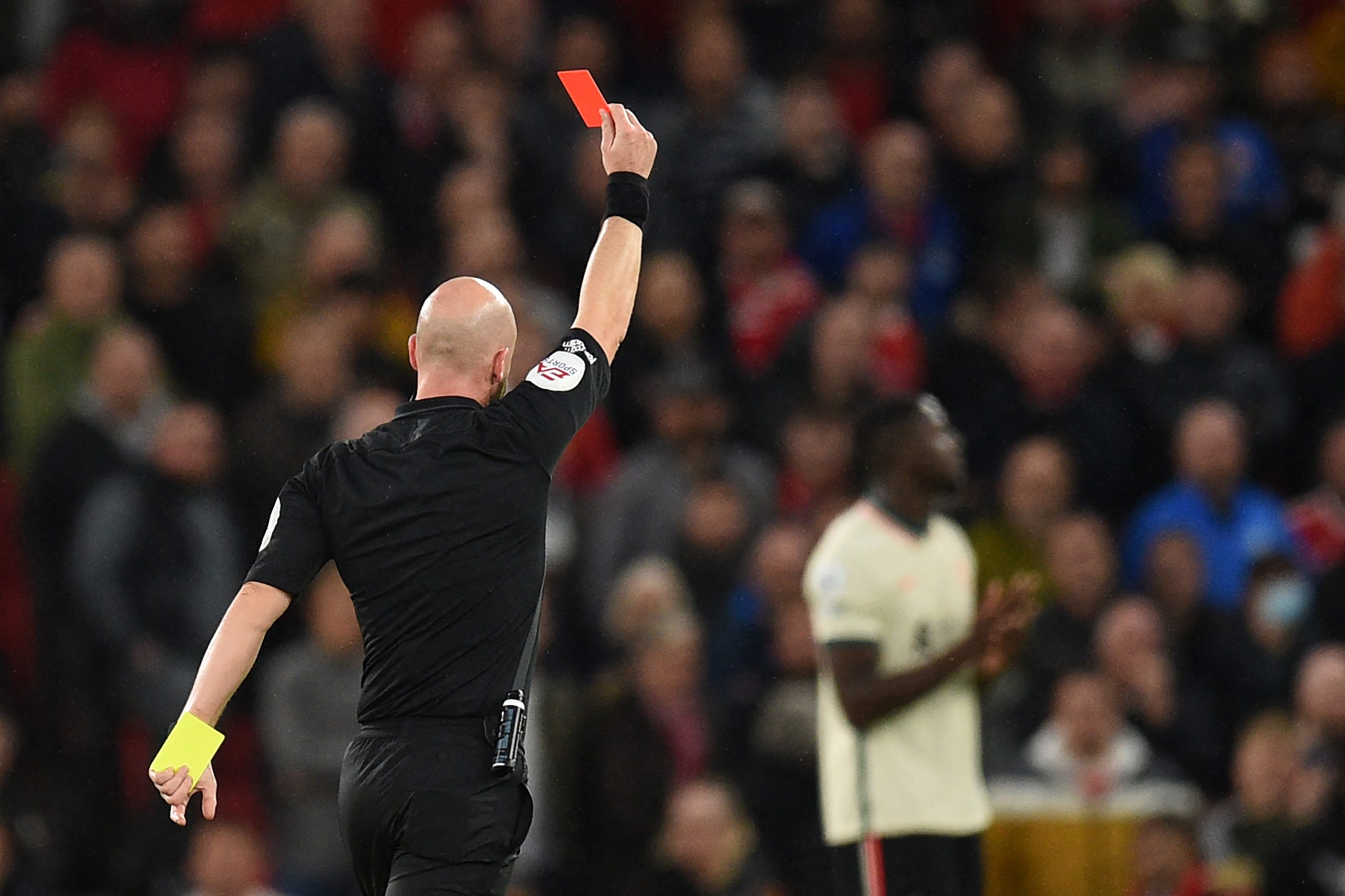 أسرع حالة طرد في تاريخ كرة القدم - gettyimages