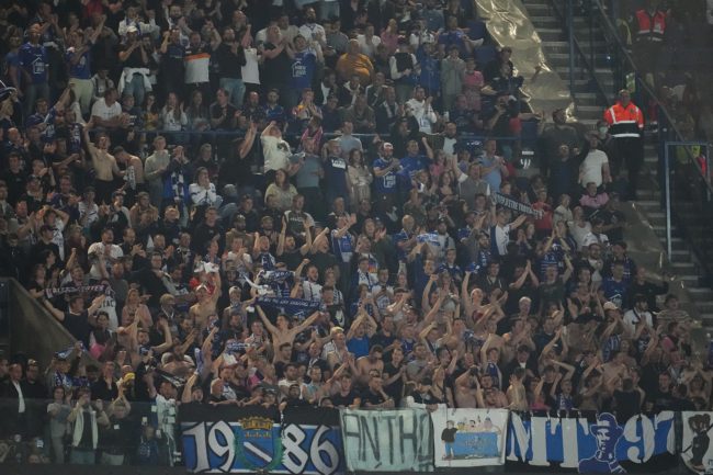 مشجعون يتابعون مباراة داخل “جاكوزي” في الدوري الفرنسي.. النادي سمح لهم بإحضاره إلى الملعب