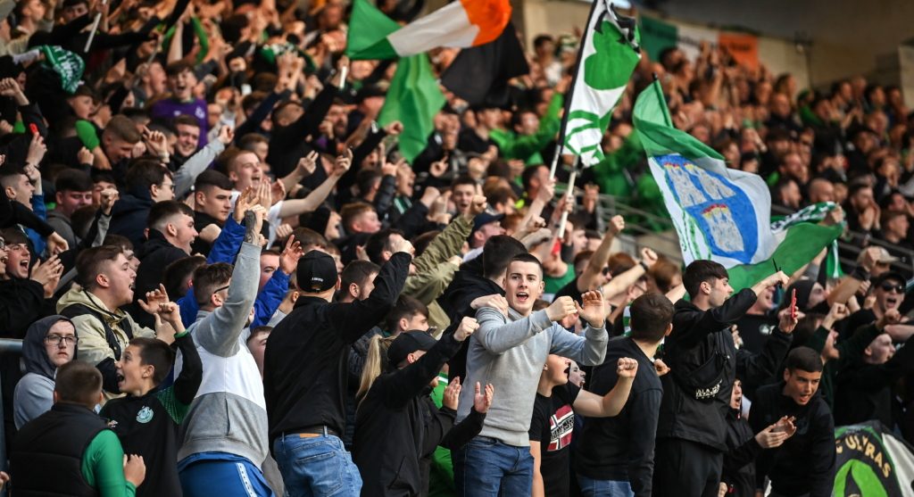 مشجعون يحتفلون بوفاة الملكة إليزابيث - gettyimages