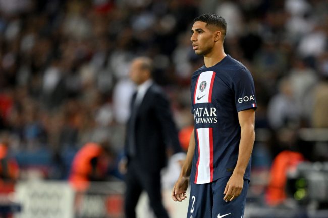 استقبال عدائي من الجماهير الإسرائيلية للمغربي حكيمي.. أطلقوا صافرات الاستهجان بعد دخوله الملعب (فيديو)