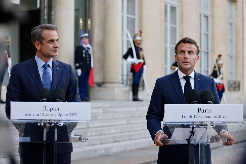 تلصّص عليه أمام الكاميرات! لقطة لرئيس وزراء اليونان مع ماكرون تثير سخرية على مواقع التواصل