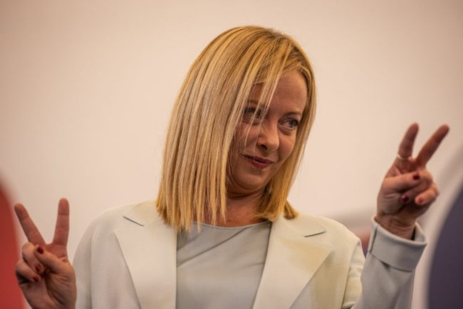 عرض زواج غريب من جنرال إفريقي لمسؤولة إيطالية.. وضع لها مهراً 100 بقرة وهددها بغزو بلدها إن رفضت