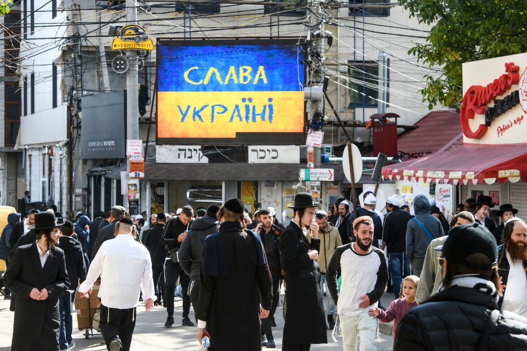 صحيفة إسرائيلية: روسيا استهدفت “عمداً” تجمعاً احتفالياً لليهود بأوكرانيا بـ10 طائرات مسيرة إيرانية