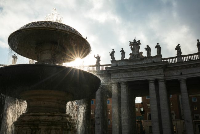 تغريم سائح أمريكي 500 دولار.. تناول الطعام والشراب على درج نافورة تاريخية في روما