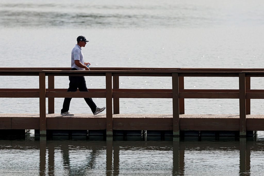 قطعوا شريط الافتتاح فوقع بهم.. فيديو لافتتاح جسر بدولة إفريقية ينتهي بانهياره