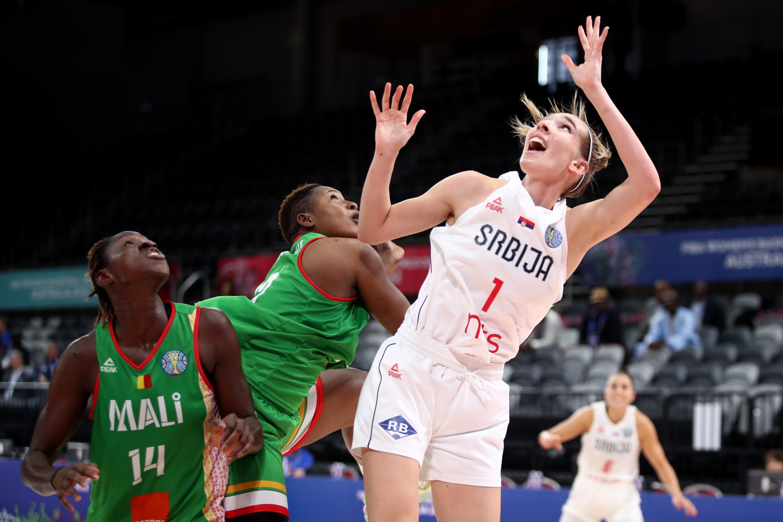 مشاجرة على الهواء بين زميلتين بعد خسارة مباراة - gettyimages