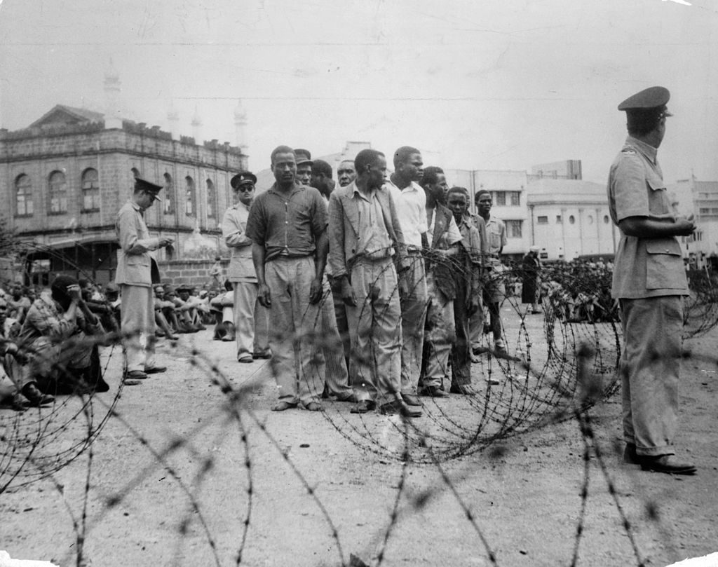 لفّ جنود الاستعمار الأسلاك الشائكة على أجساد السجناء/ Getty Images