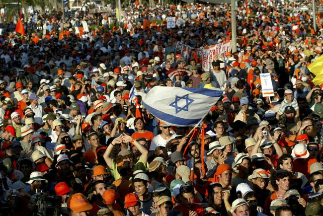 استطلاع جديد: معظم الإسرائيليين لا يؤيدون حل الدولتين، وهذا ما قاله فلسطينيون في الأراضي المُحتلة