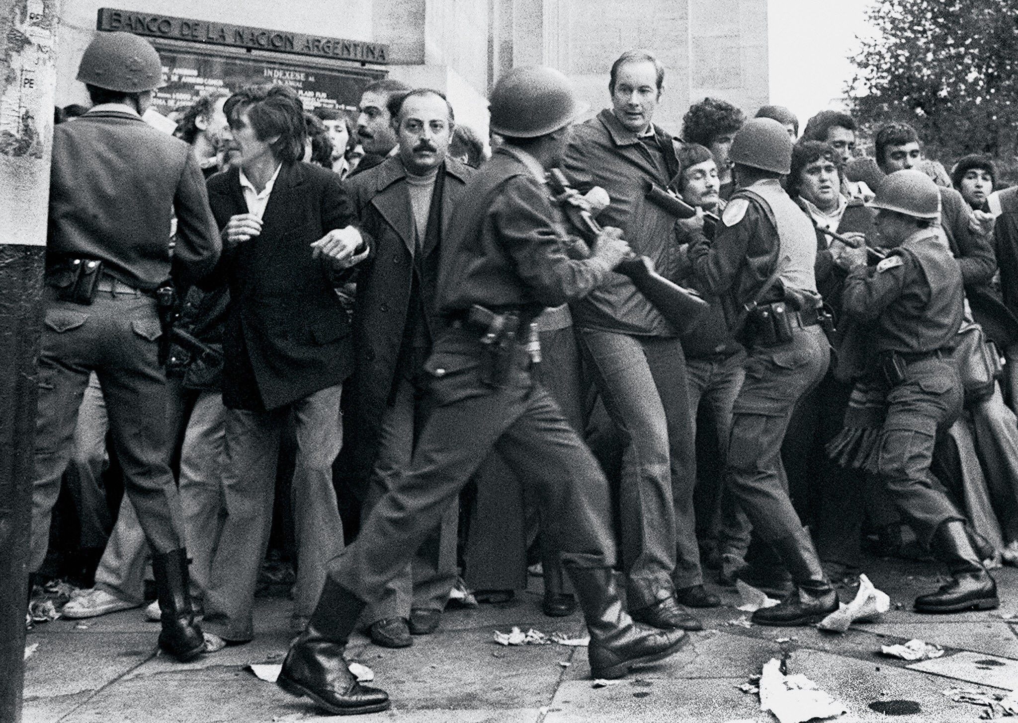 Getty Images/ في الوقت الذي كانت تخوض فيه المنتخبات مبارياتها في المونديال الذي جرى بالأرجنتين 1978، كان السجناء السياسيون في البلاد يكافحون داخل زنزانات لا تتجاوز مساحتها 2 متر، تحتوي كل منها على 6 مساجين سياسيين على الأقل.