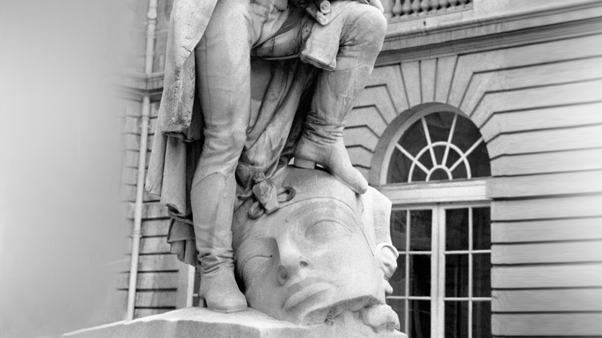 العالم زاهي حواس يُعلق على تمثال يعتبره المصريون “مهيناً”.. يظهر شامبليون واضعاً قدمه على رأس رمسيس