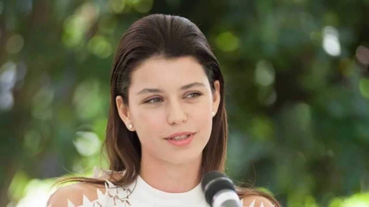 بيرين سات \ مواقع التواصل الاجتماعي