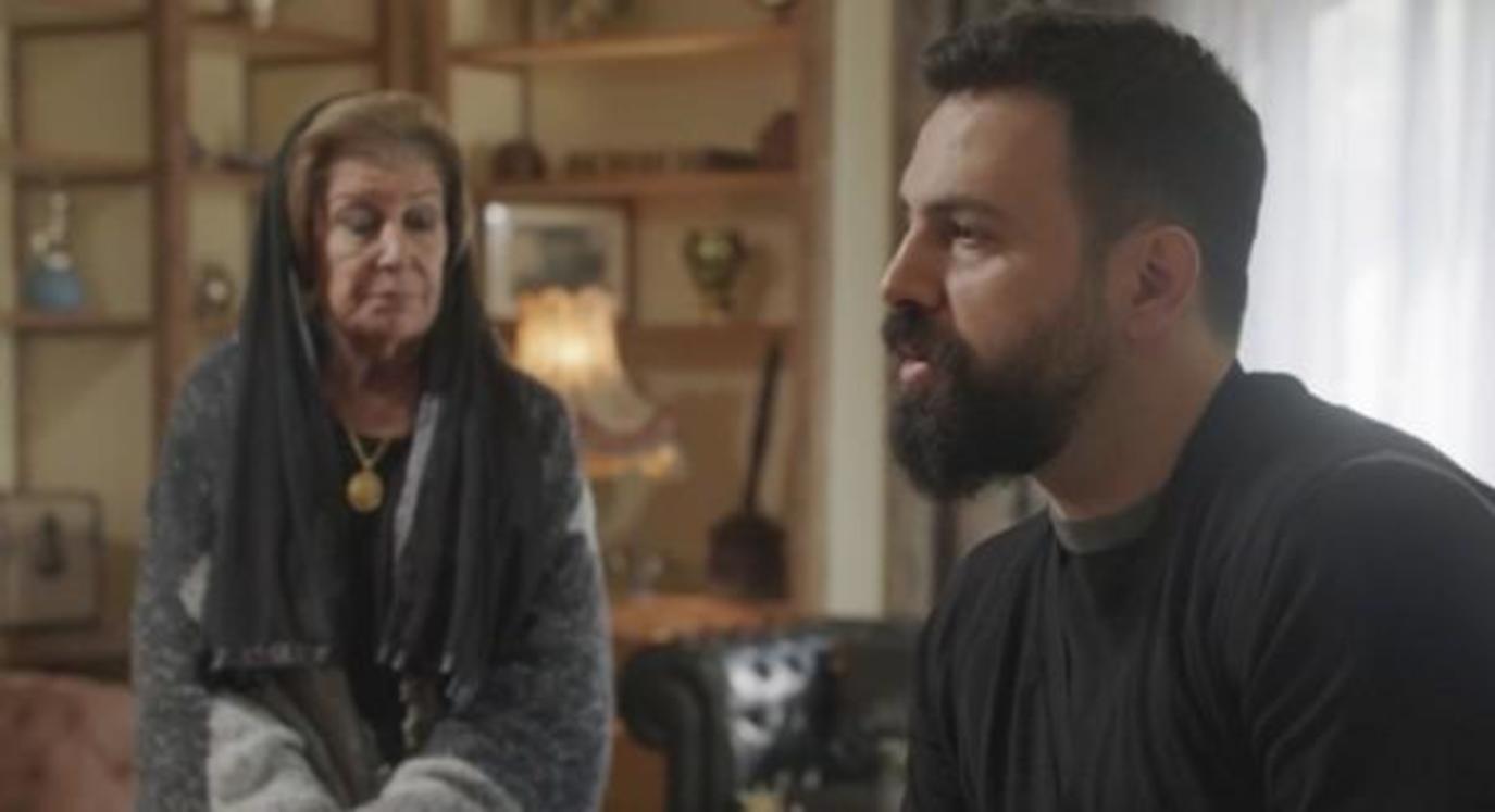 “فيه حب بيني وبين تيم”.. منى واصف تعجز عن حبس دموعها في وداع “الهيبة” وتيم حسن (فيديو)