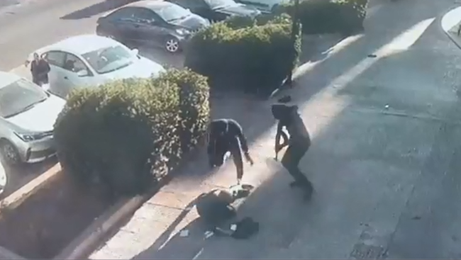 ملثّمان يسلبان مواطناً لبنانياً 50 ألف دولار.. فيديو يوثق عملية السرقة أمام البنك في وضح النهار