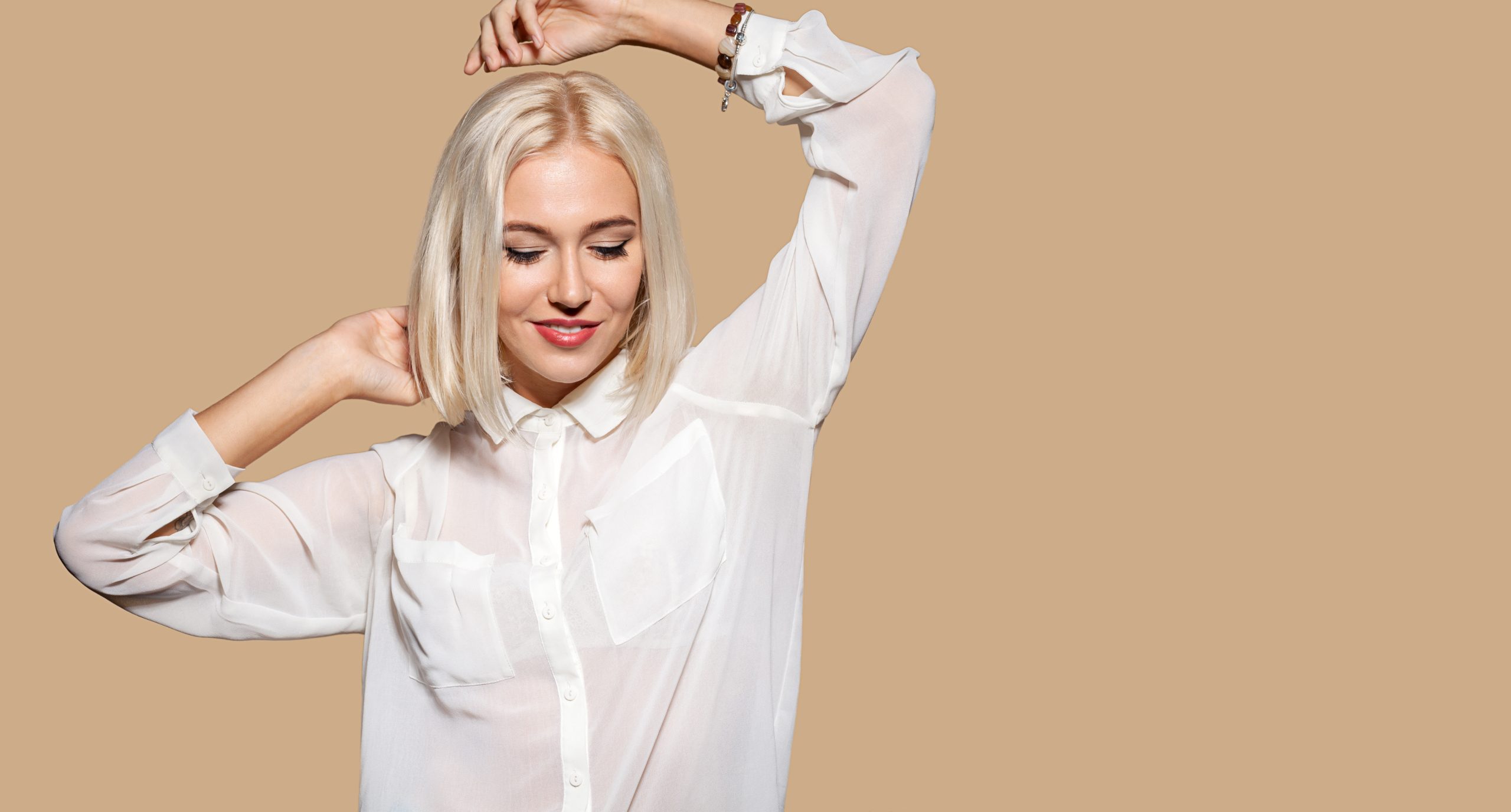 قميص أبيض بأكمام طويلة|shutterstock