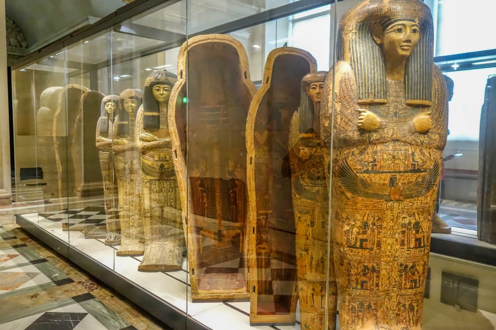 هناك أطنان من الآثار المصرية والقطع الفريدة التي سرقها الاحتلال الفرنسي من مصر - ShutterStock