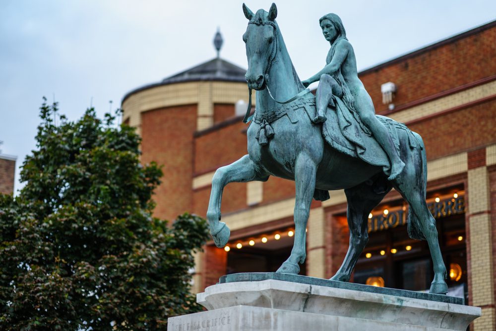 تعرّت لتنقذ شعبها من زوجها الجشع.. أسطورة السيدة “غوديفا”!