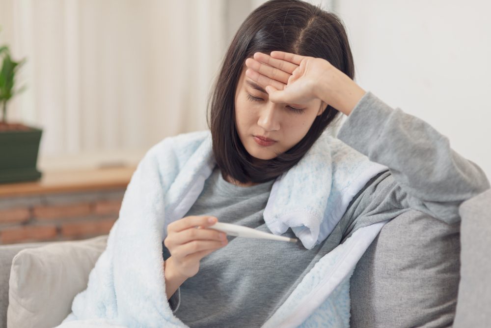 ارتفاع حرارة الجسم والتعرق البارد ضمن أعراض البرد الشديد المتكررة - ShutterStock