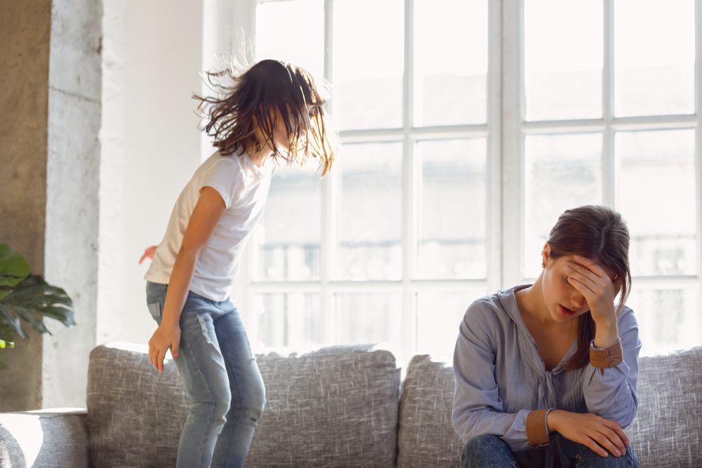 العصبية بعد يوم دراسي طويل ما هي إلا تعبير عن الحب والإرهاق النفسي والعاطفي - ShutterStock