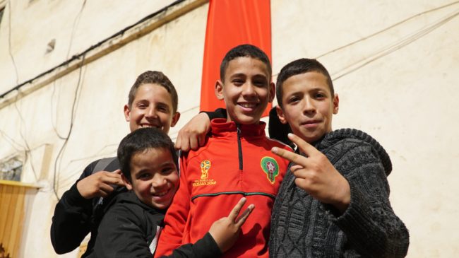 “أيت واري” بالمغرب.. حكاية أطفال يتسلقون الشجر ويبيعون النبق لتأمين احتياجاتهم المدرسية!