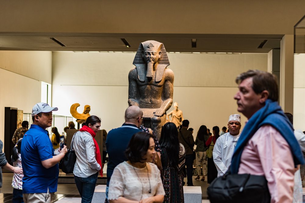 لا يزال منصوباً في باريس حتى اليوم! ما قصة تمثال "شامبليون" الذي "يدعس" فيه رأس فرعون مصري؟